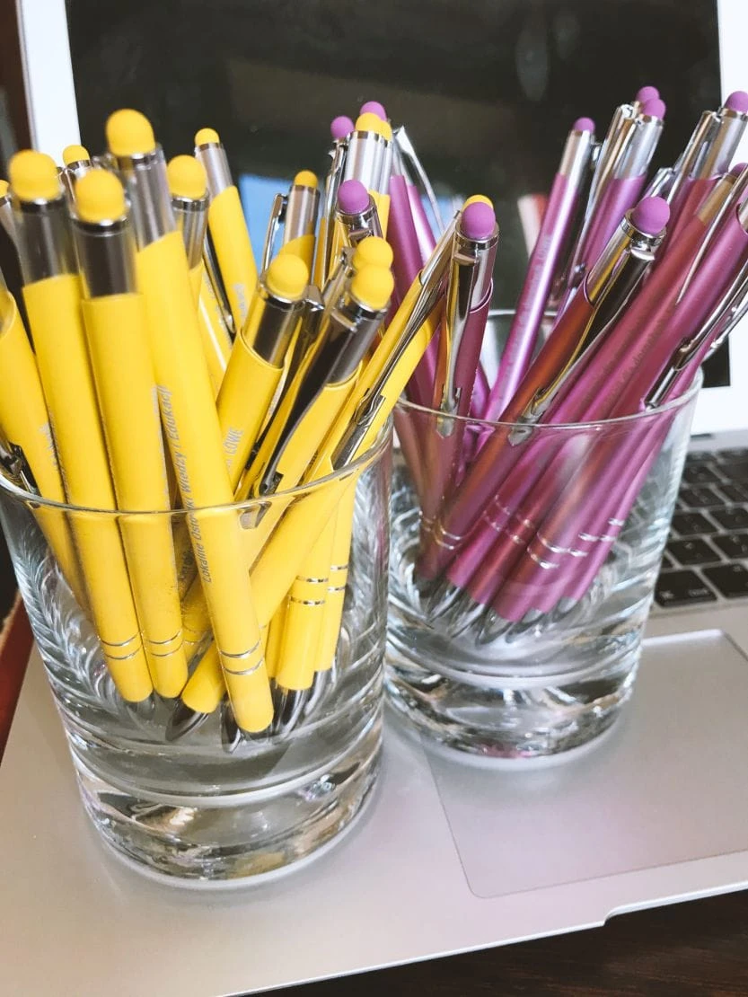 żółte i różowe długopisy reklamowe