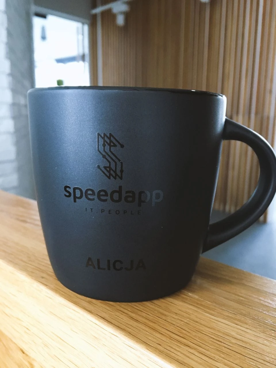 czarne kubki z nadrukiem ASPEEDAPP