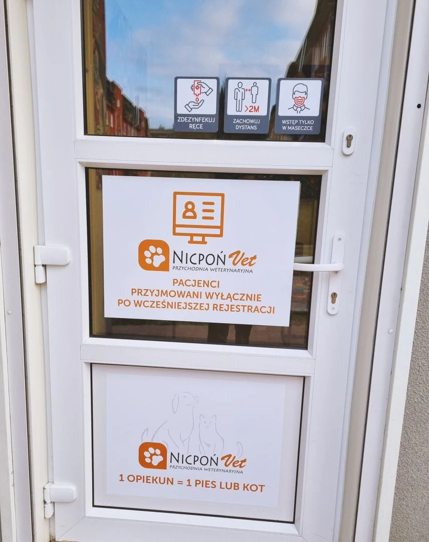 naklejka na drzwiach z logo NicpońVet