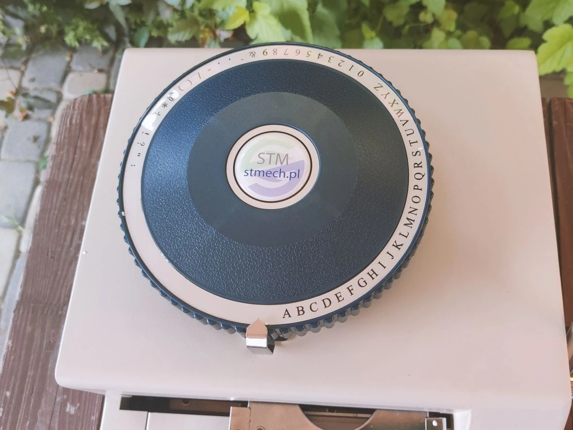 naklejka przyklejona na sprzęt z logo STM