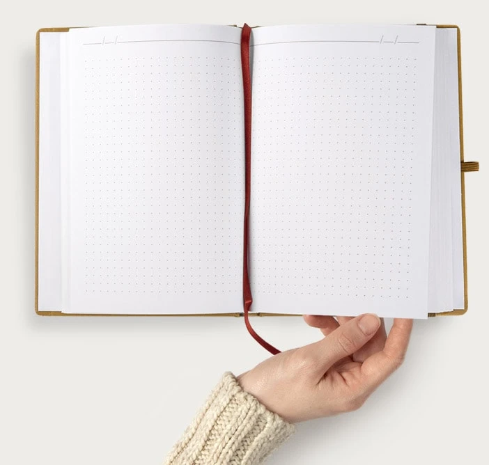 środek notesu książkowego z tłoczeniem