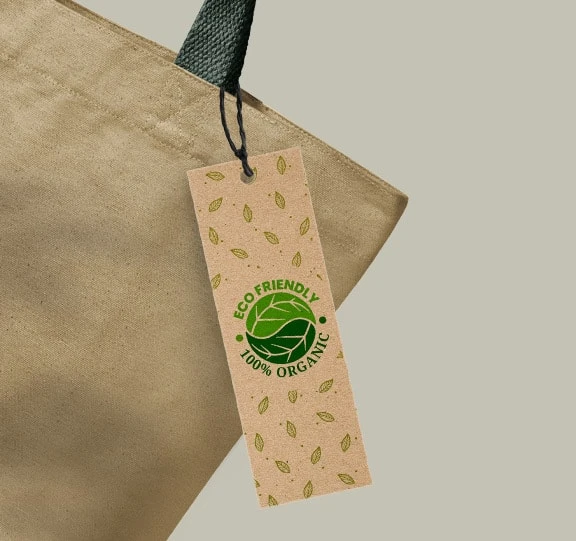 metka z nadrukiem na papierze kraft na produkcie