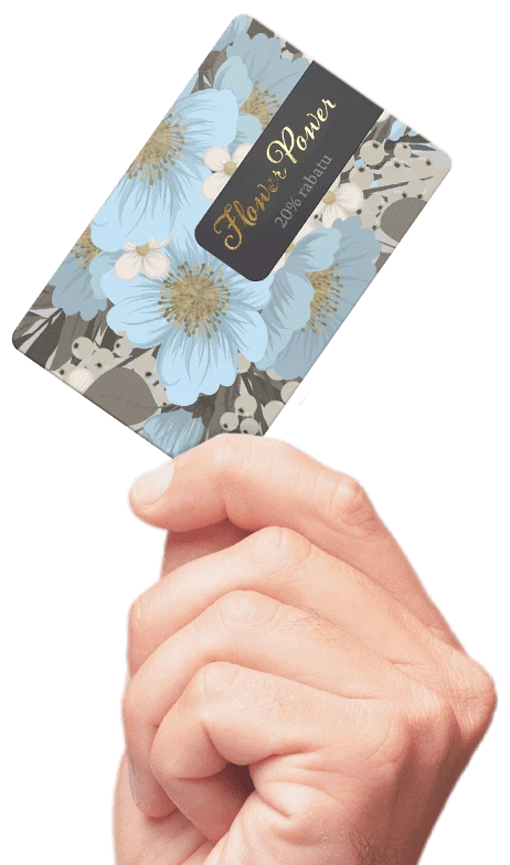 trzymana w ręku karta stałego klienta z nadrukiem