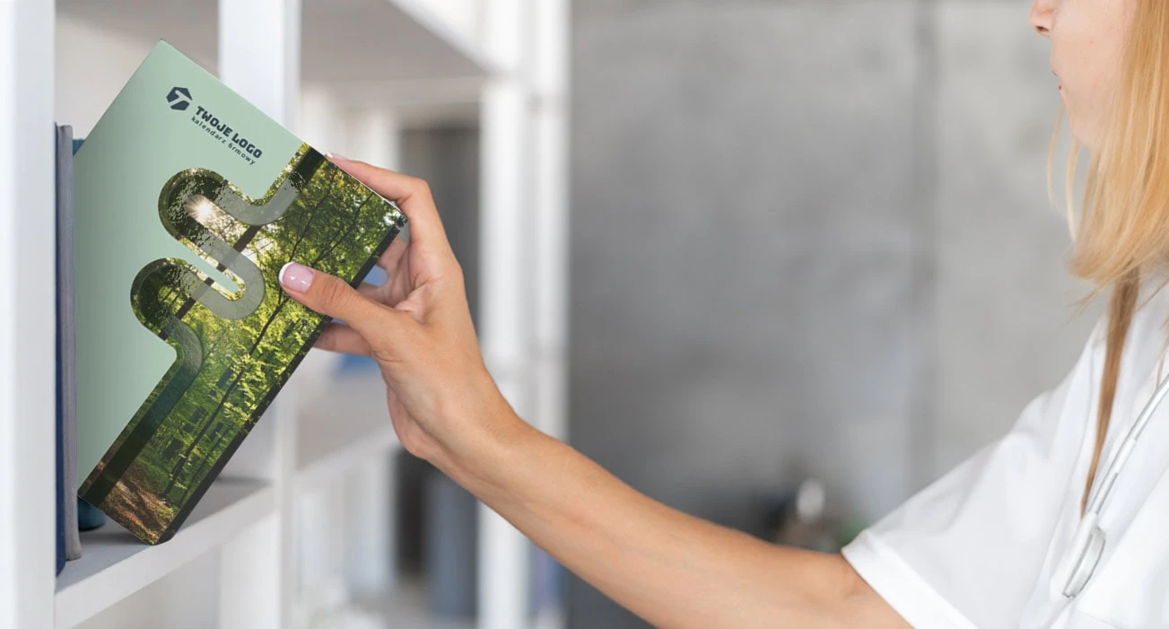 kalendarz książkowy Błysk&Mat wyciągany z półki