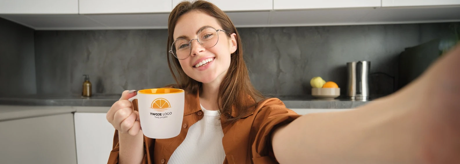 Kubki Multikolor trzymany w ręku