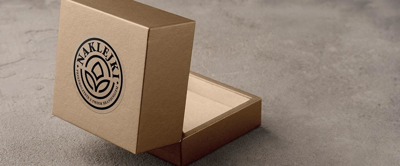 naklejka reklamowa przeźroczysta przyklejona na kartonik