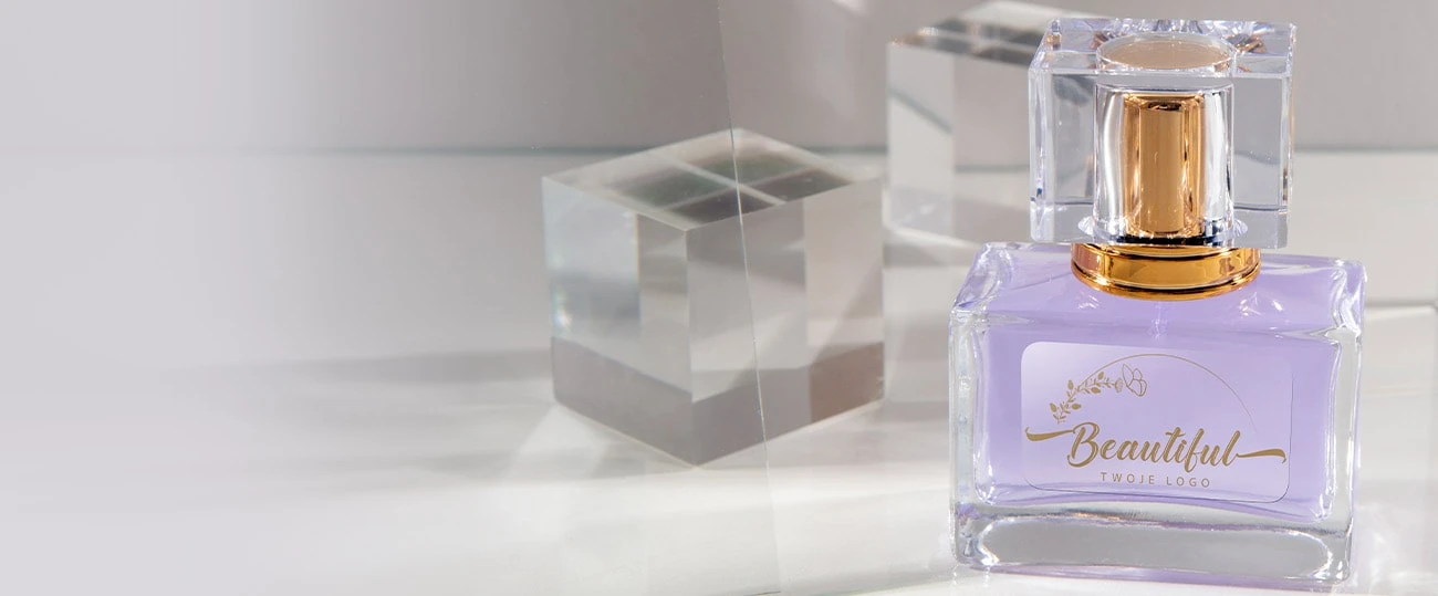 naklejka przeźroczysta z nadrukiem przyklejona na buteleczkę