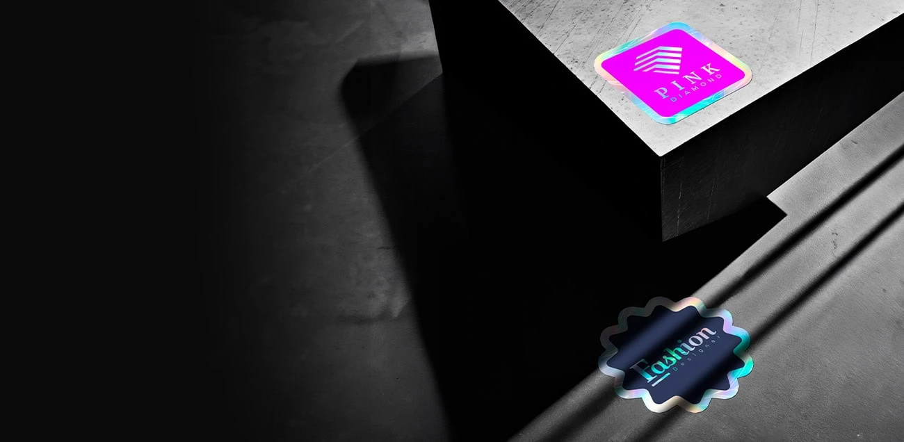 przyklejona naklejka holograficzna