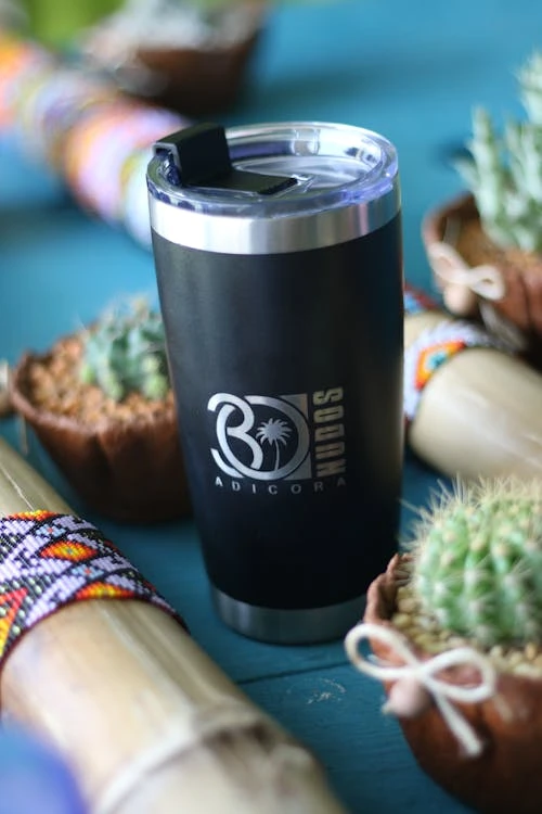 Stalowy kubek termiczny z logo jako eko gadżet reklamowy wielokrotnego użytku.