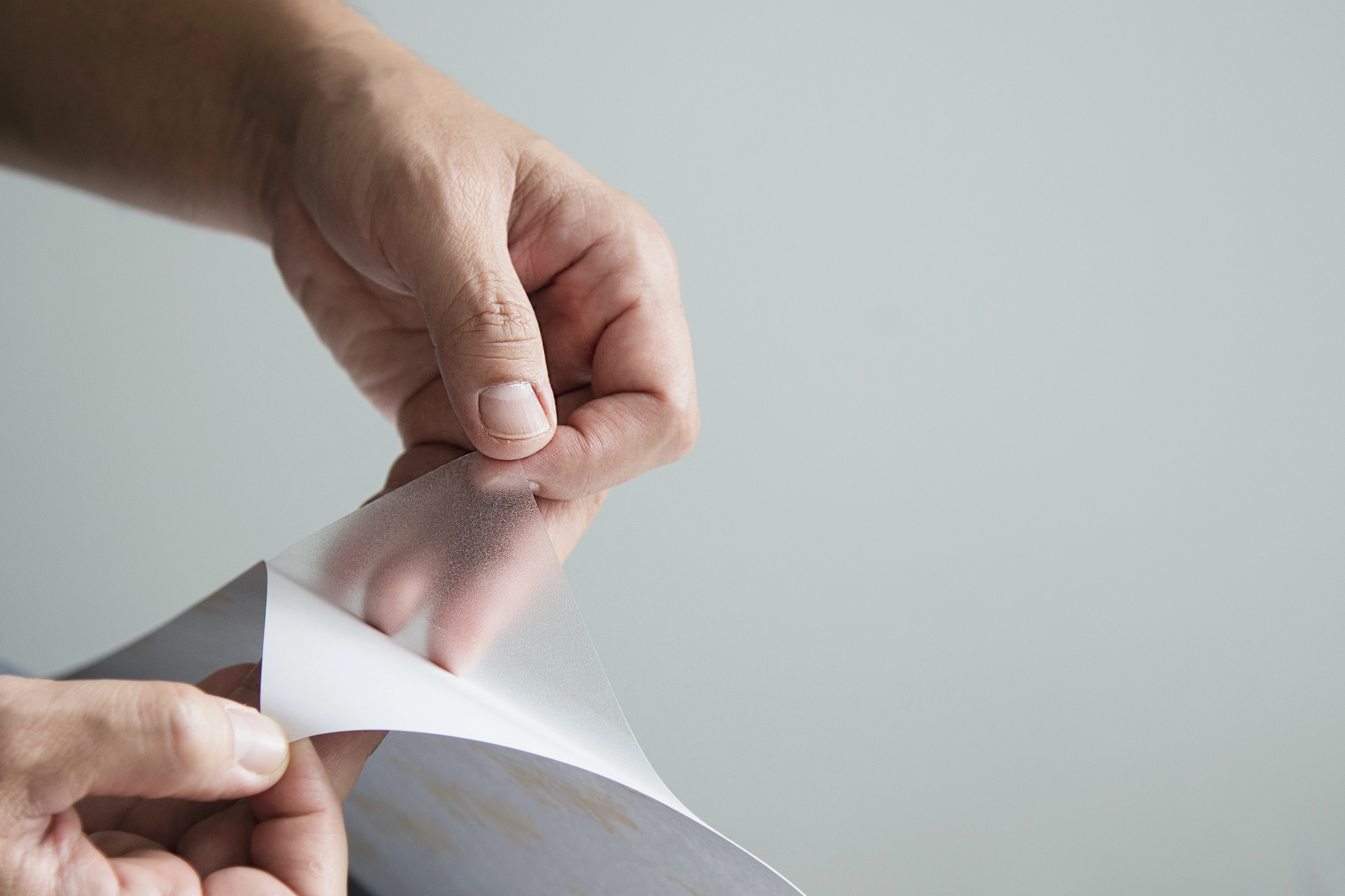 Jak przygotować powierzchnię pod naklejki