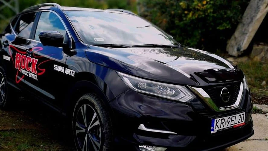 ramki reklamowe na samochodzie z logo Rock Szkoła Rocka Lublin