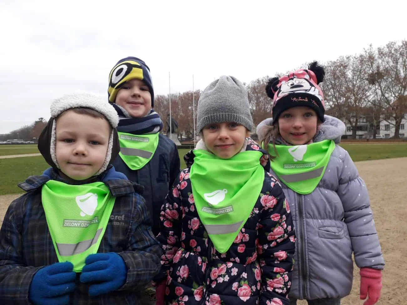 przedszkolaki z przedszkola Zielony Dzwoneczek z chustami odblaskowymi