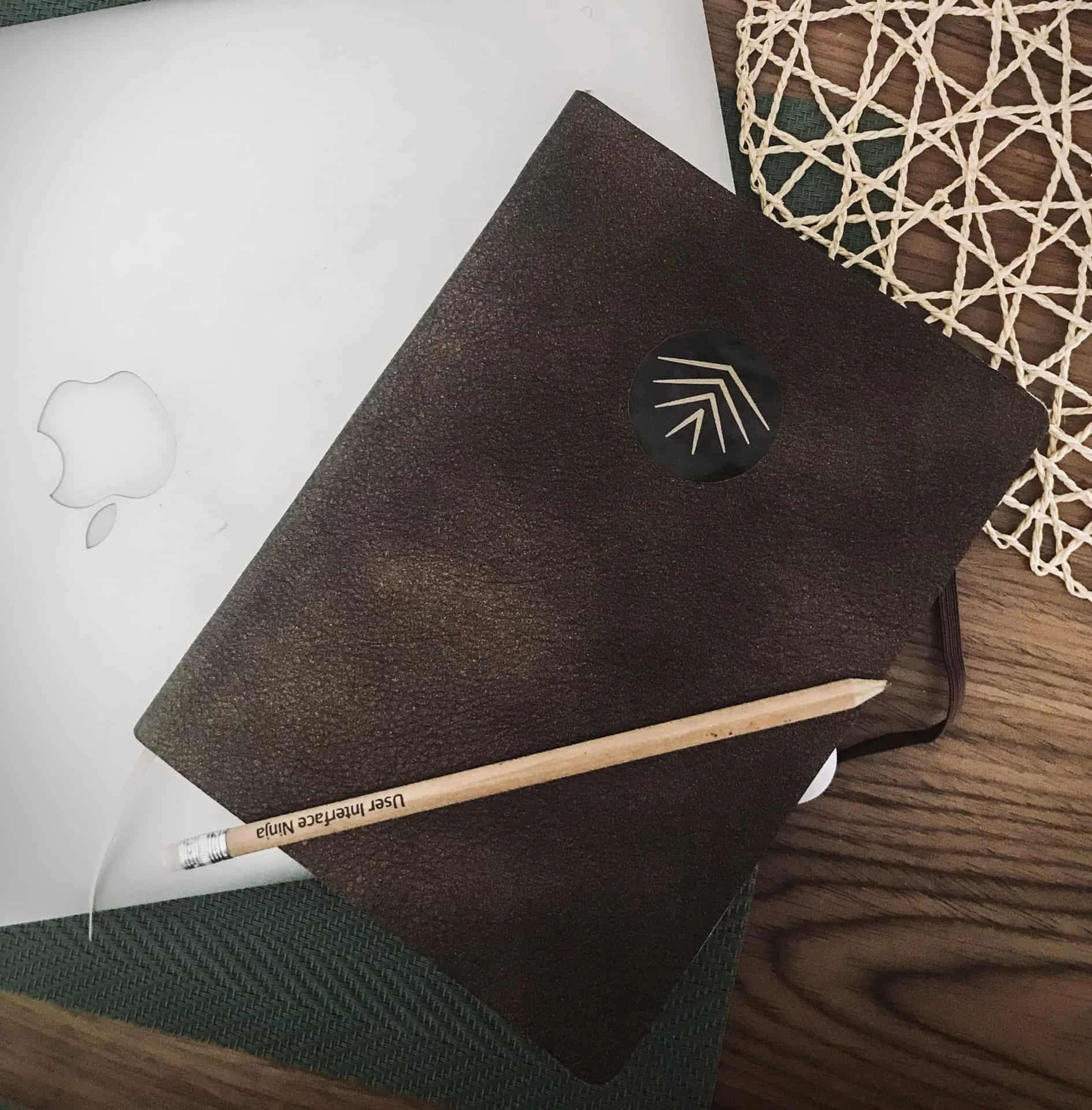 naklejki z logo firmy przyklejone na notes