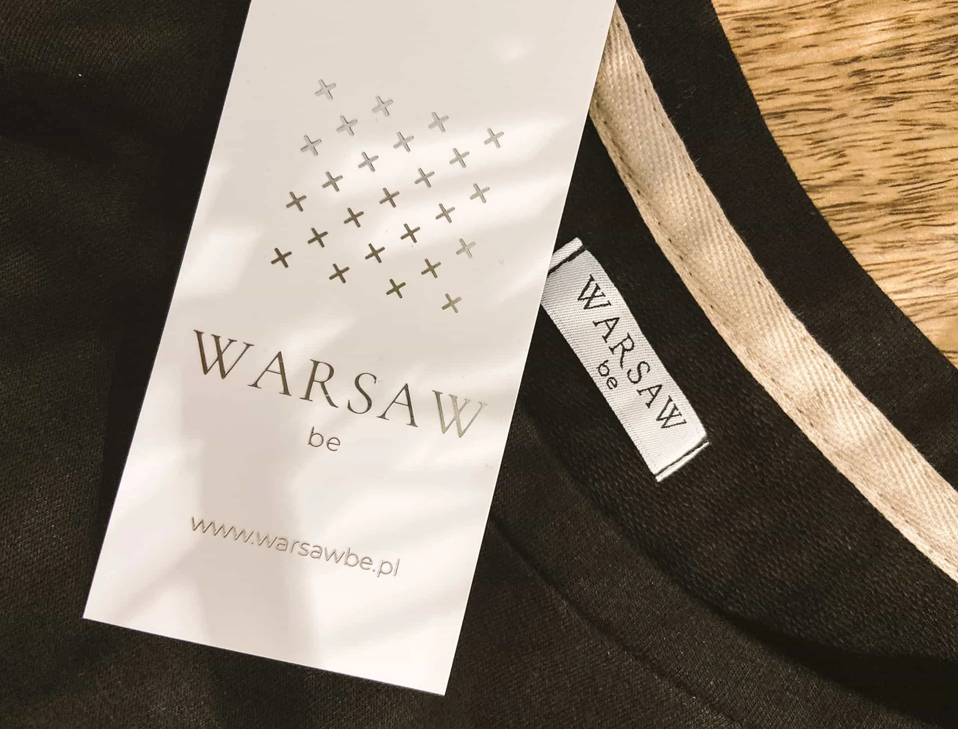 7A5E5A10-C553-4C04-B0B7-7E9FD3B14914-portfolio metki ze srebrzonym logo Warsaw Be