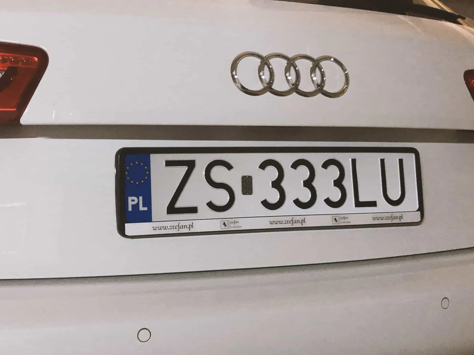 ramki pod tablice rejestracyjne z nadrukiem reklamowym i napisem www.ztefan.pl