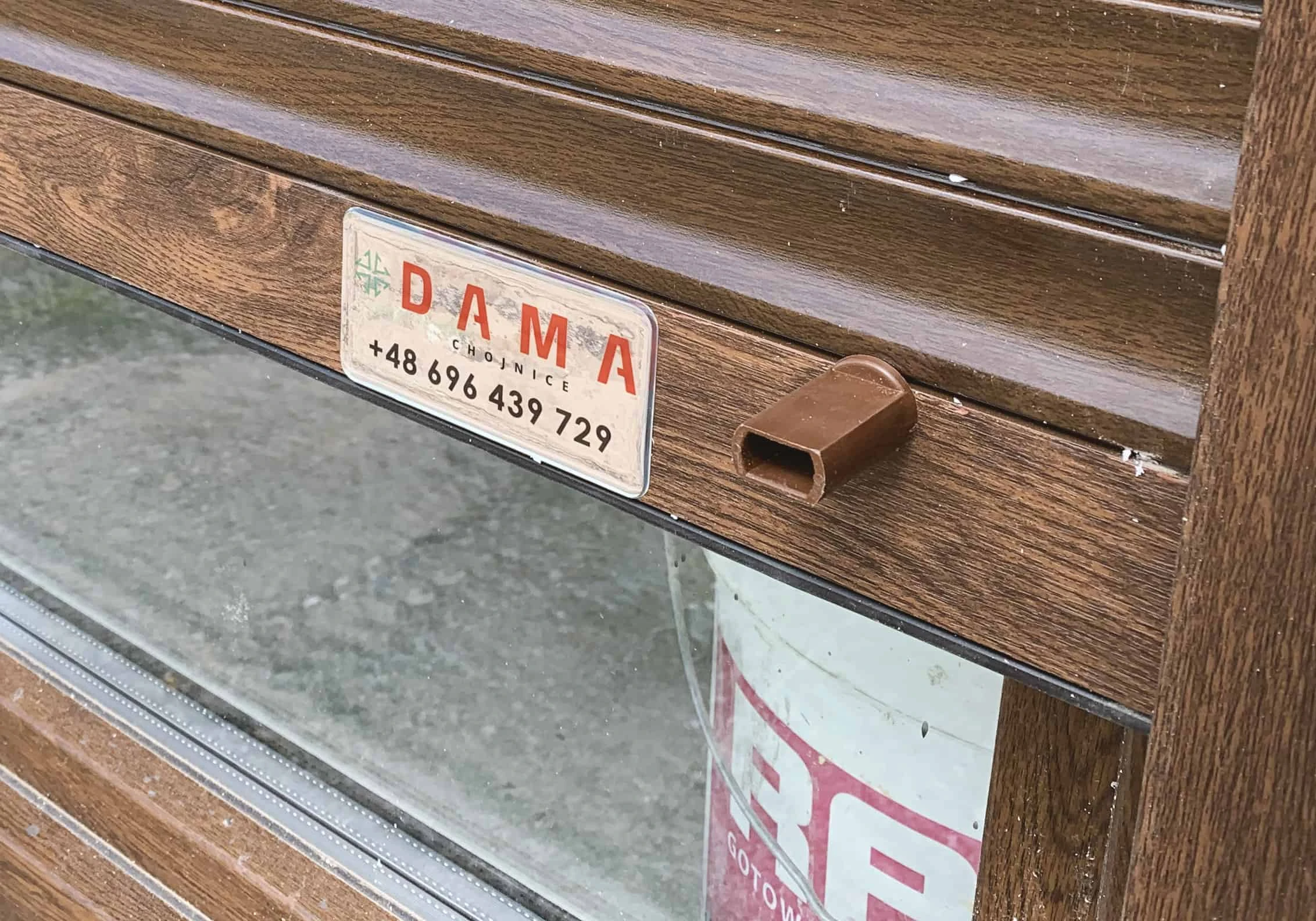 naklejki wypukłe na srebnej folii z logo DAMA Chojnice