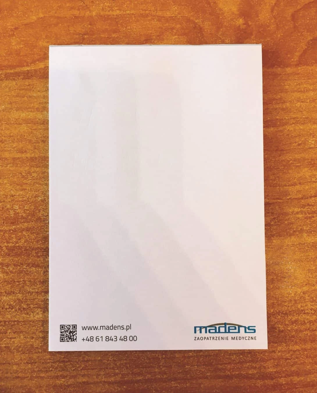 zdjęcie kartki notesu z logo madens
