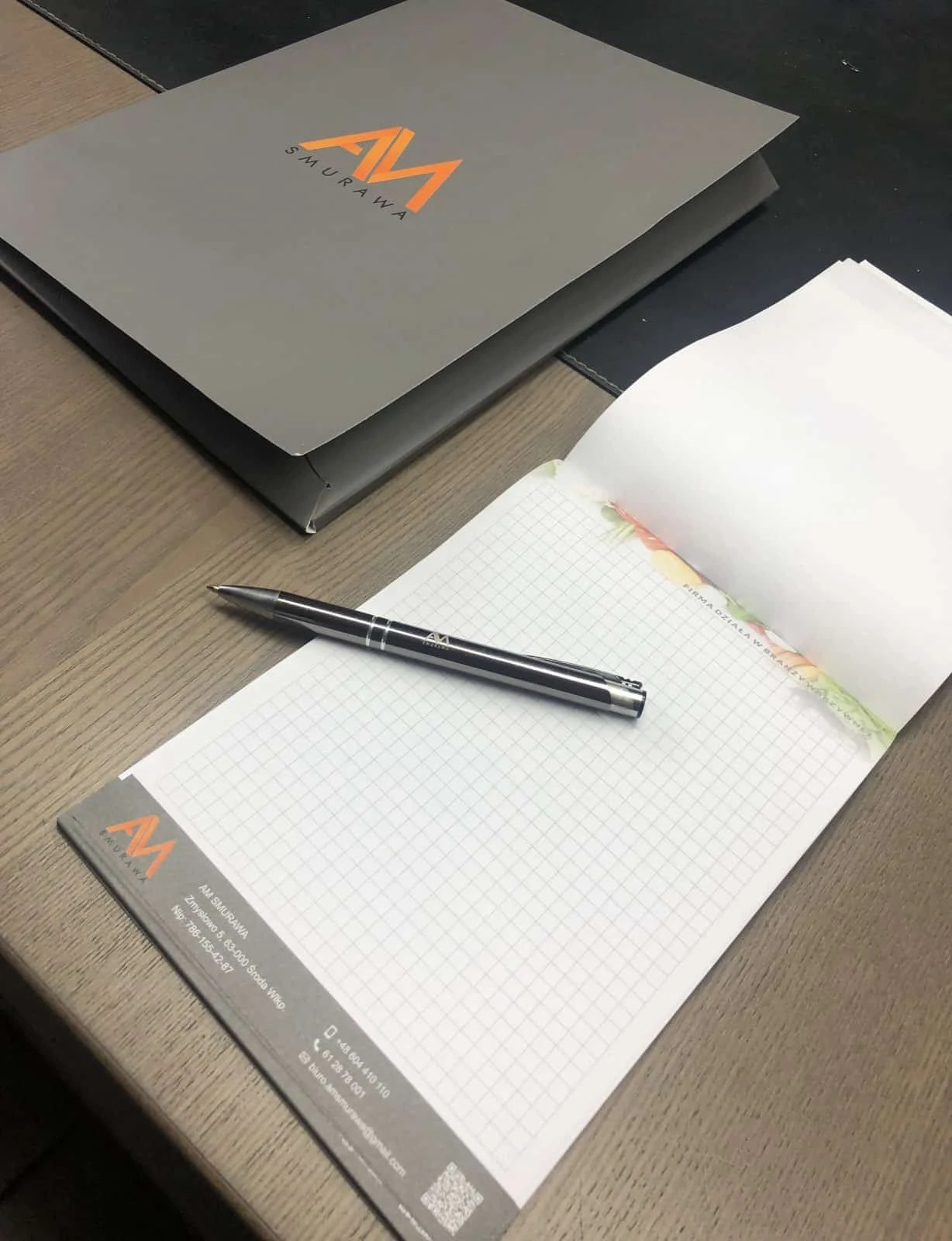 teczki ofertowe oraz notesy reklamowe z logo AM Smurawa