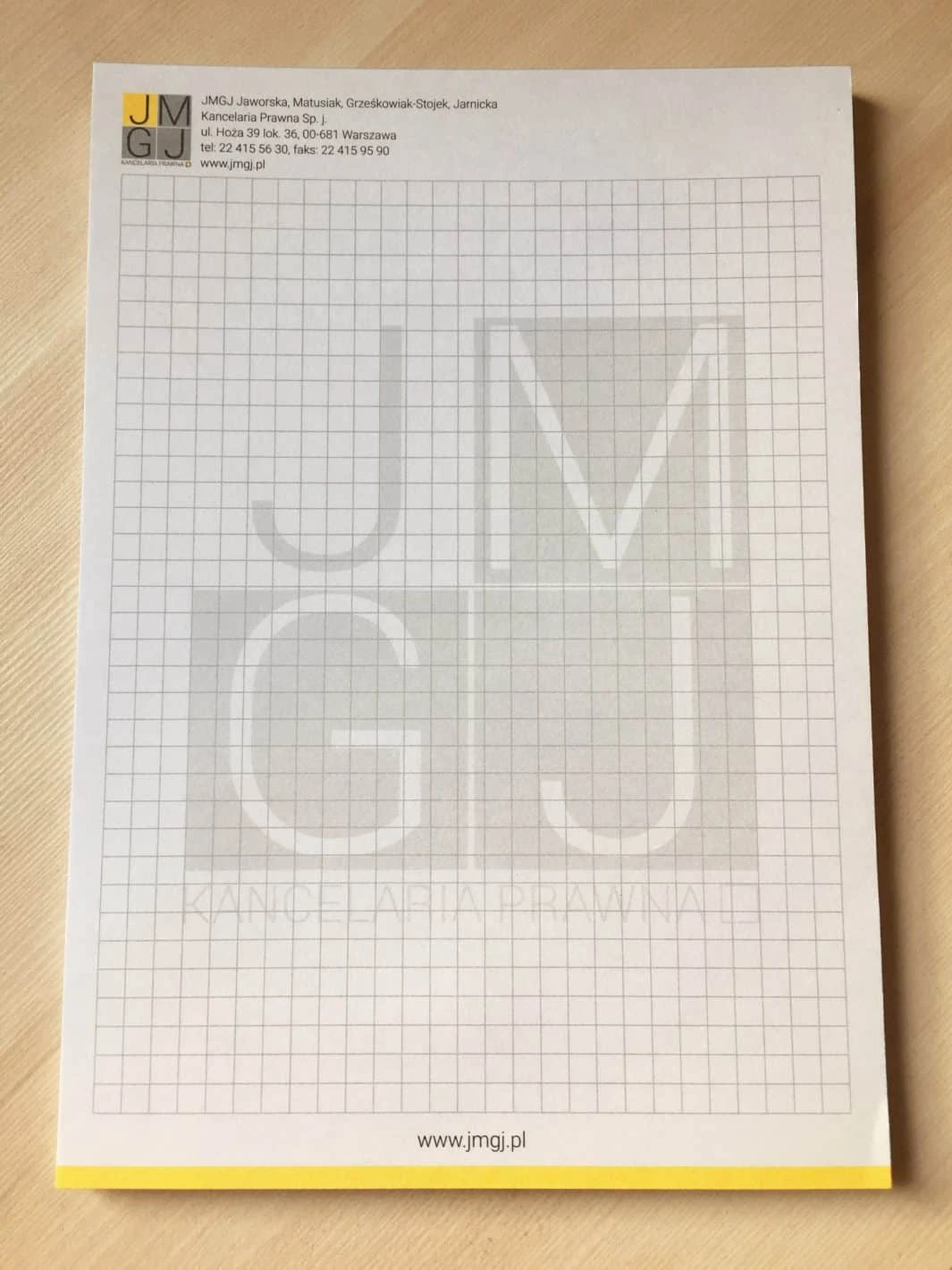 zdjęcie notesów z logo JMGJ