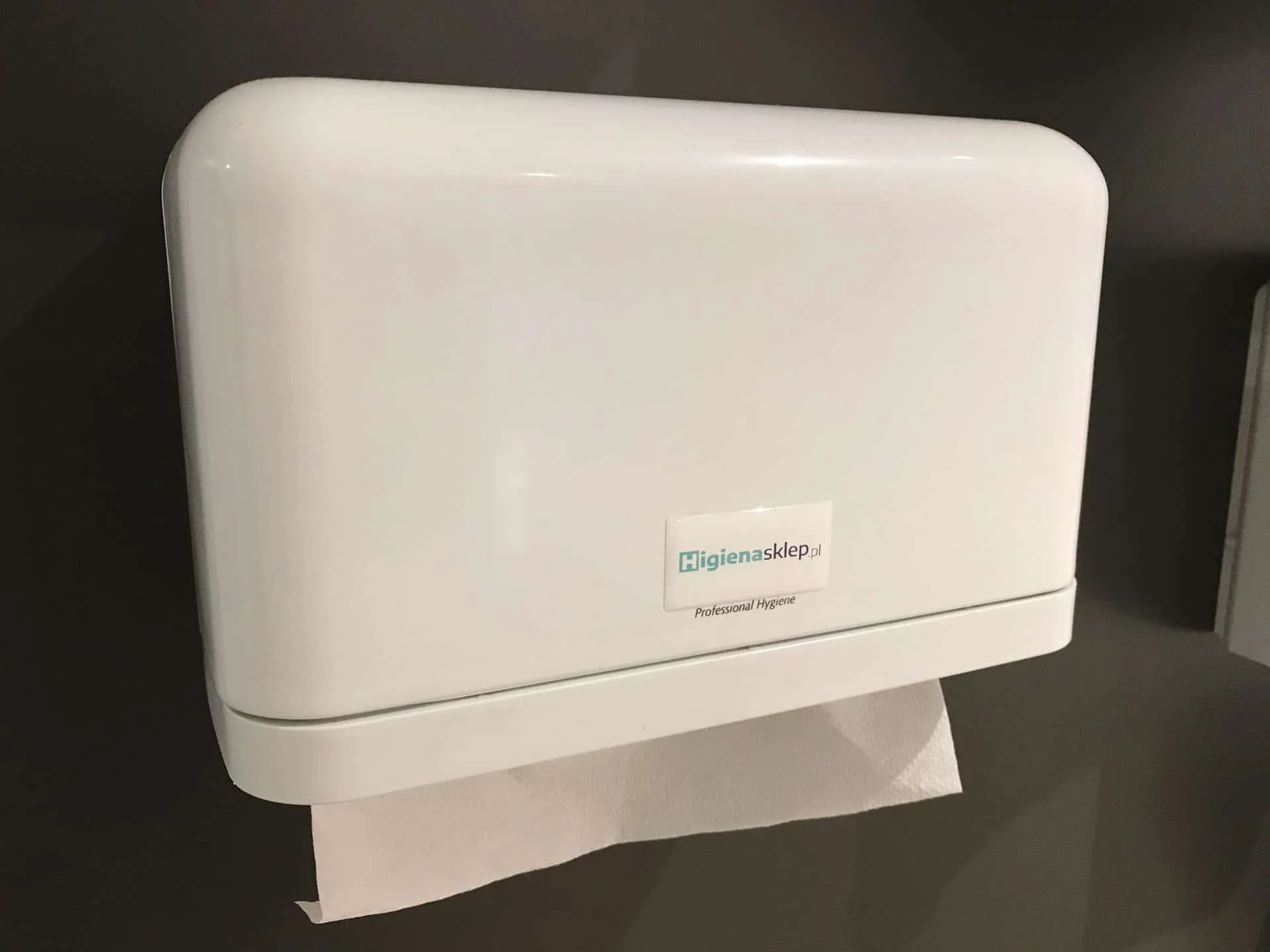 naklejka żywiczna naklejona na produkt z logo Higienasklep.pl