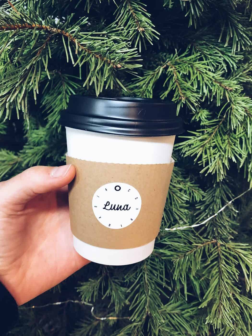 naklejka przyklejona na kubku z logo Luna