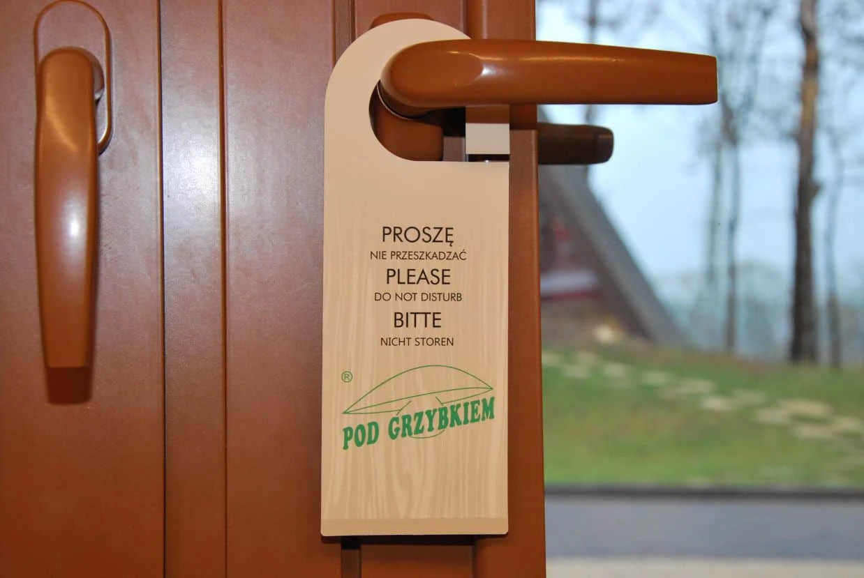 zawieszki na klamki dla hotelu z nadrukiem Pod Grzybkiem