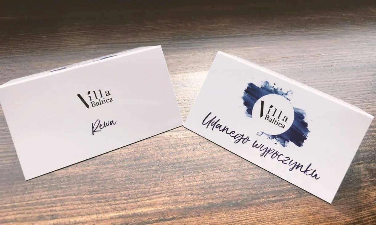 daszki hotelowe z logo Villa Baltica