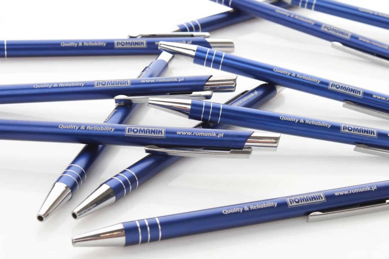 niebieskie długopisy reklamowe z logo firmy Romanik