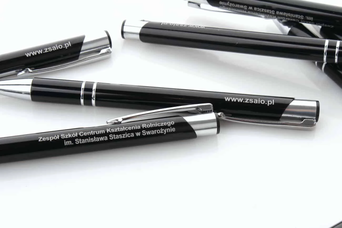 czarne długopisy z grawerem zsaio