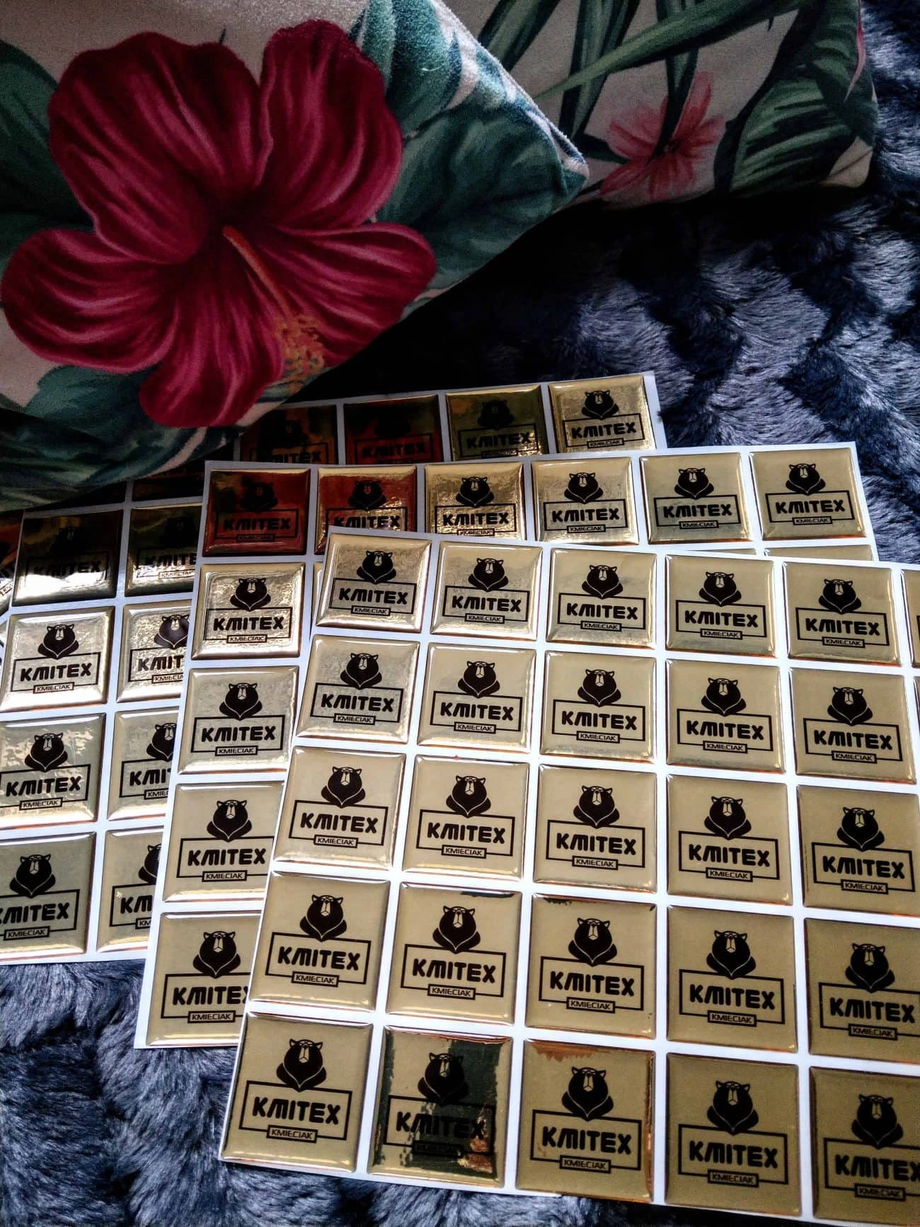 naklejki wypukłe złocone z logo Kmitex