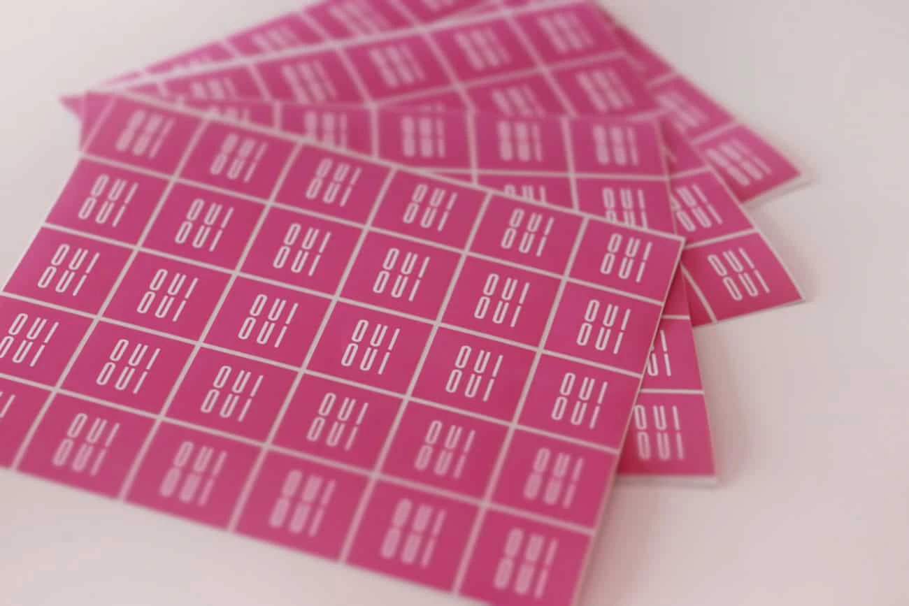 zdjęcie naklejek reklamowych z logo "OUI OUI"