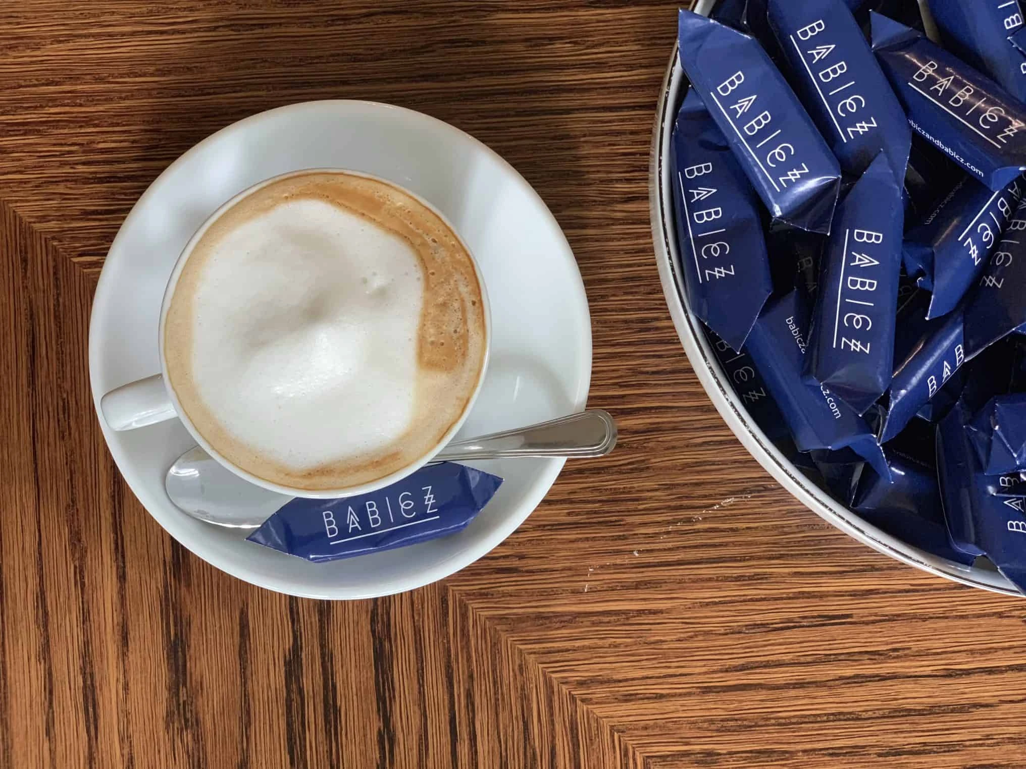 krówki z nadrukowanym logo Babicz z filiżanką kawy
