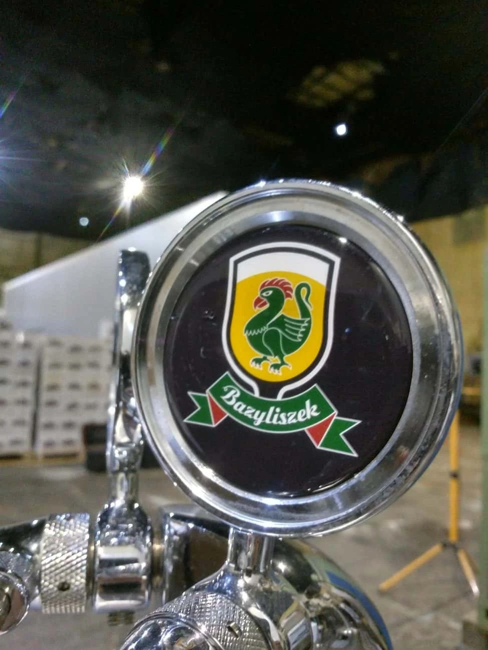 zdjęcie naklejonej naklejki reklamowej wypukłej z logo Bazyliszek