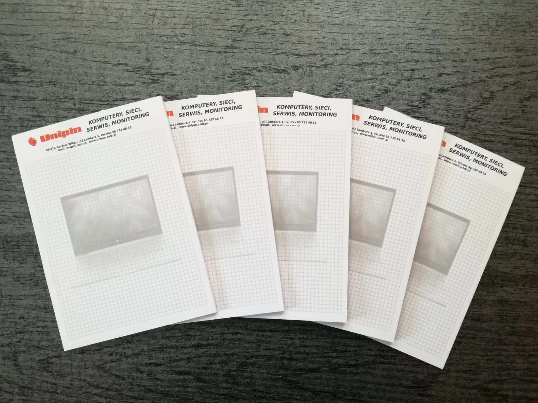 notesy klejone w kratkę z logo Unipin