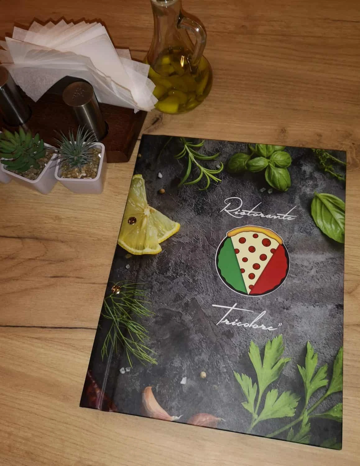 okładki menu z grafiką i logo Ristorante Tricolore