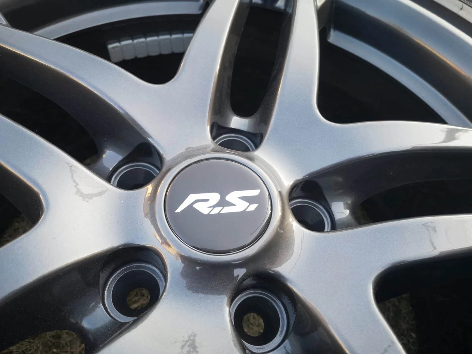 naklejki z logo na kołpaku z logo R.S.