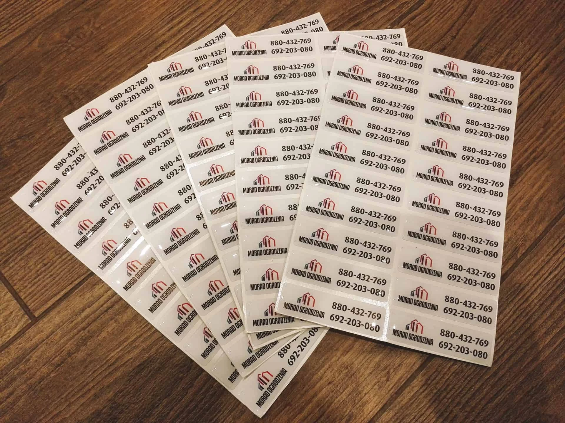 naklejki reklamowe 3d z logo Morad Ogrodzenia