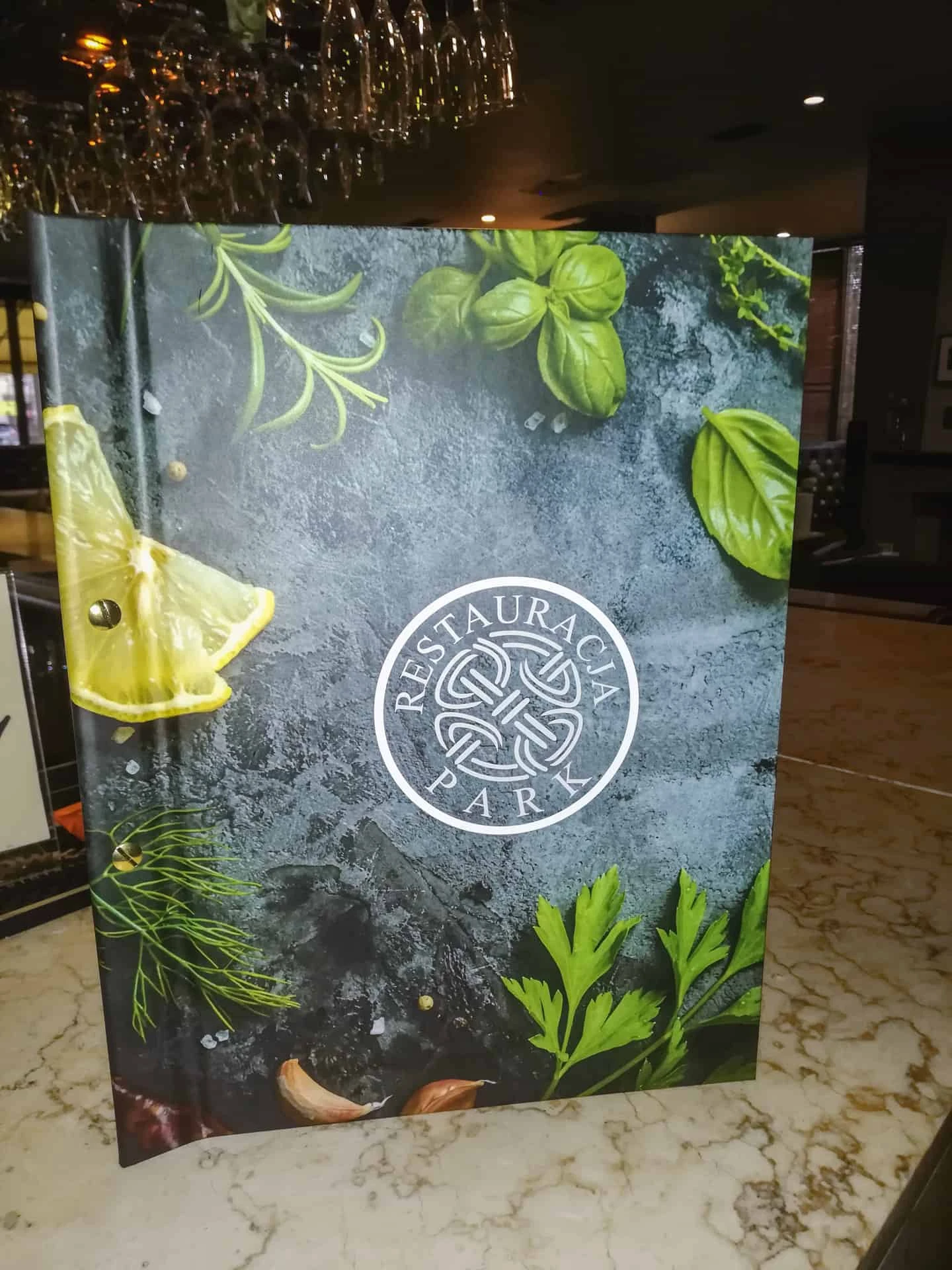 etui menu z nadrukowanym logo restauracji park