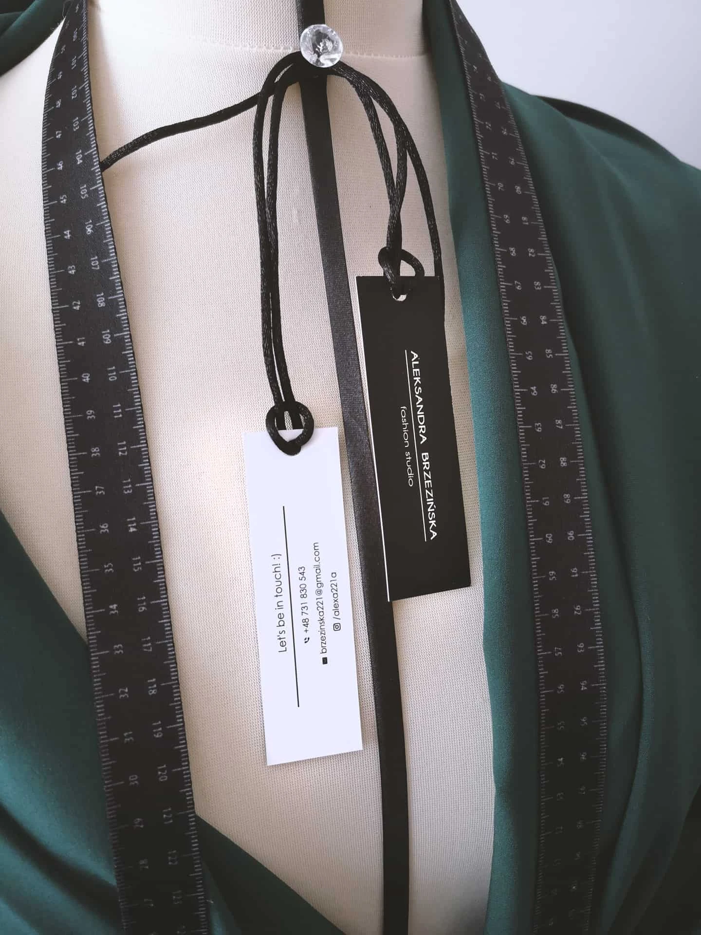 papierowe metki odzieżowe z logo Aleksandra Brzezińska