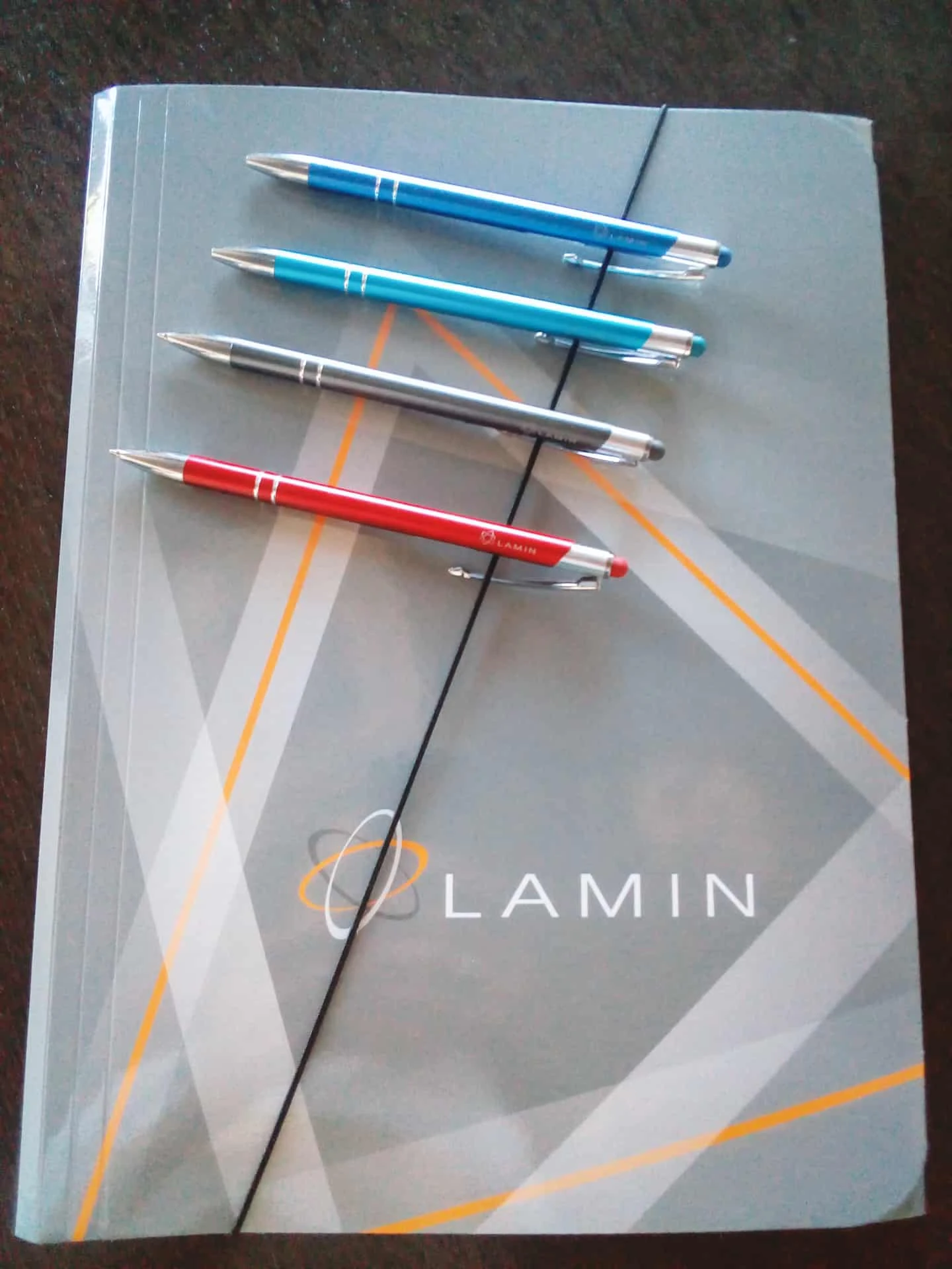 teczki duże i długopisy z logo Lamin