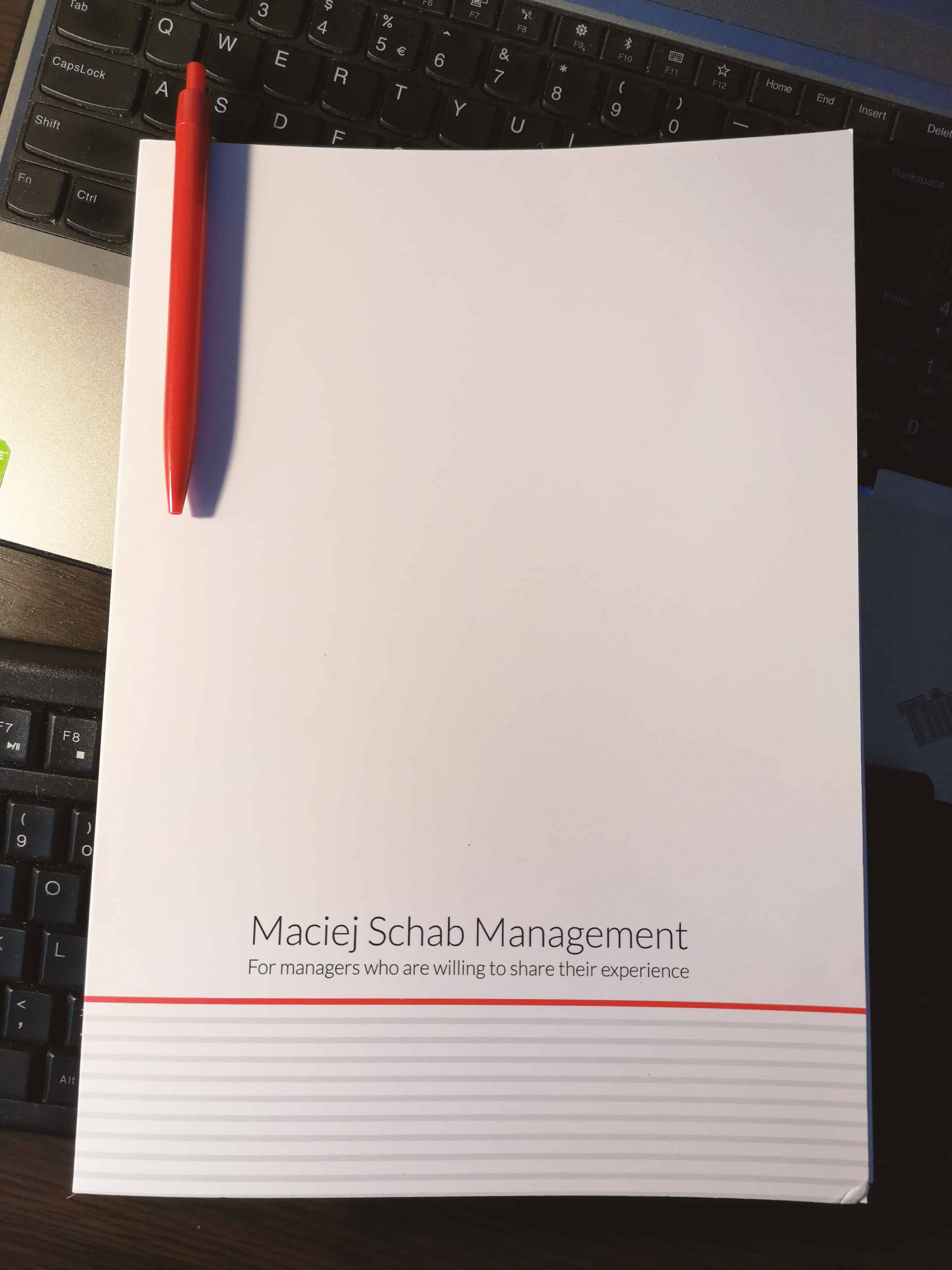 teczki z napisem Maciej Schab Management