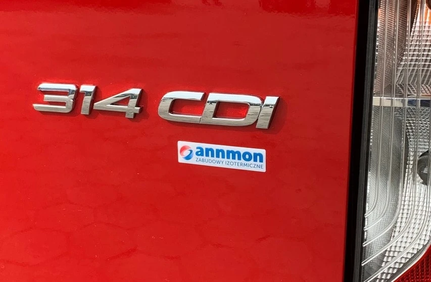 naklejka z logo annmon przyklejona na samochód