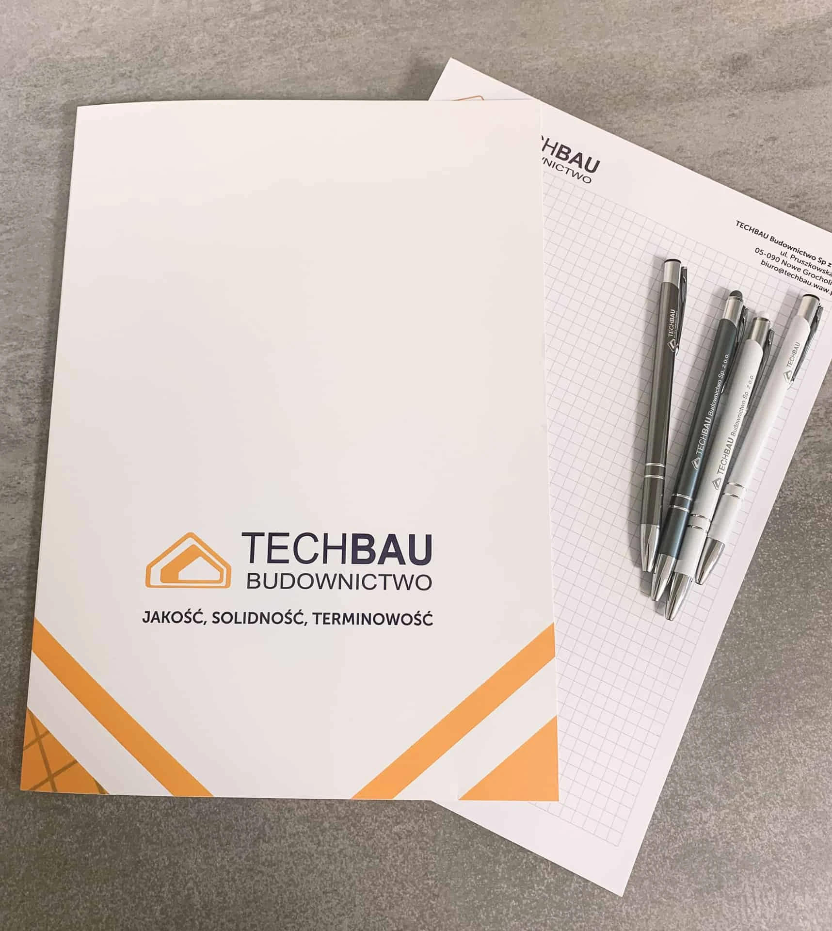 teczki i notesy z logo Techbau