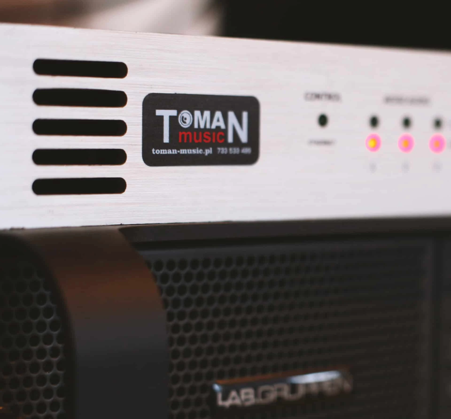 naklejki z logo Toman music