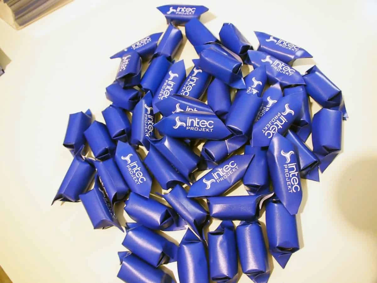 zdjęcie do portfolio krówek z nadrukiem z logo intec