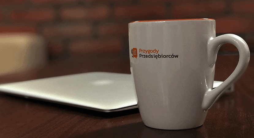 zdjęcie kubków z logo Przygody Przedsiębiorców
