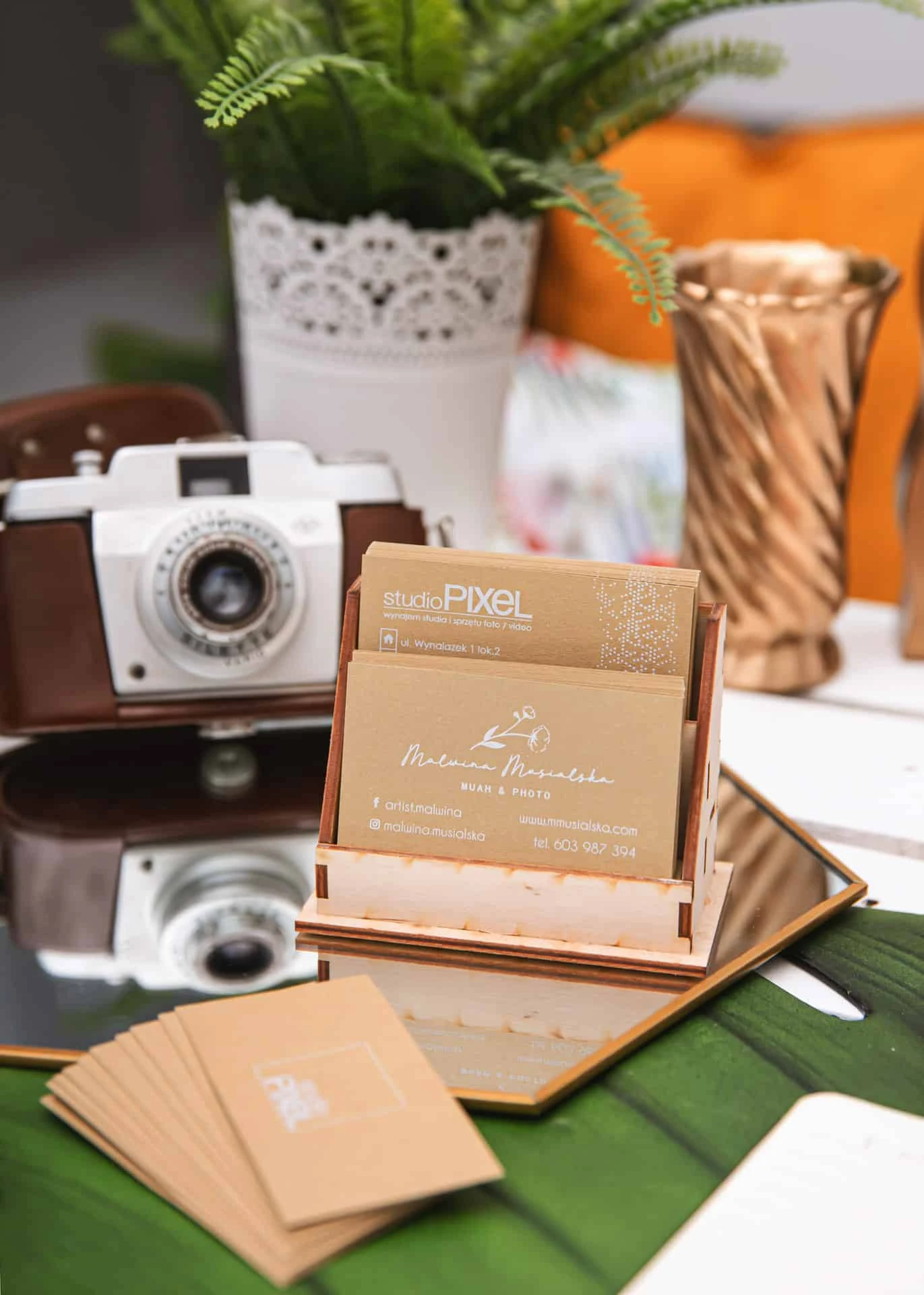 wizytówki na papierze ekologicznym z logo Studio Pixel