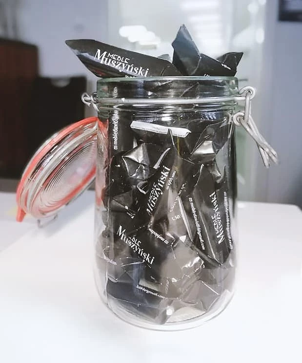 krówki reklamowe w słoiku z logo Meble Muszyński