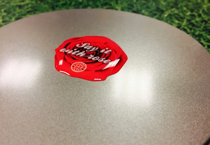 przyklejona naklejka wypukła