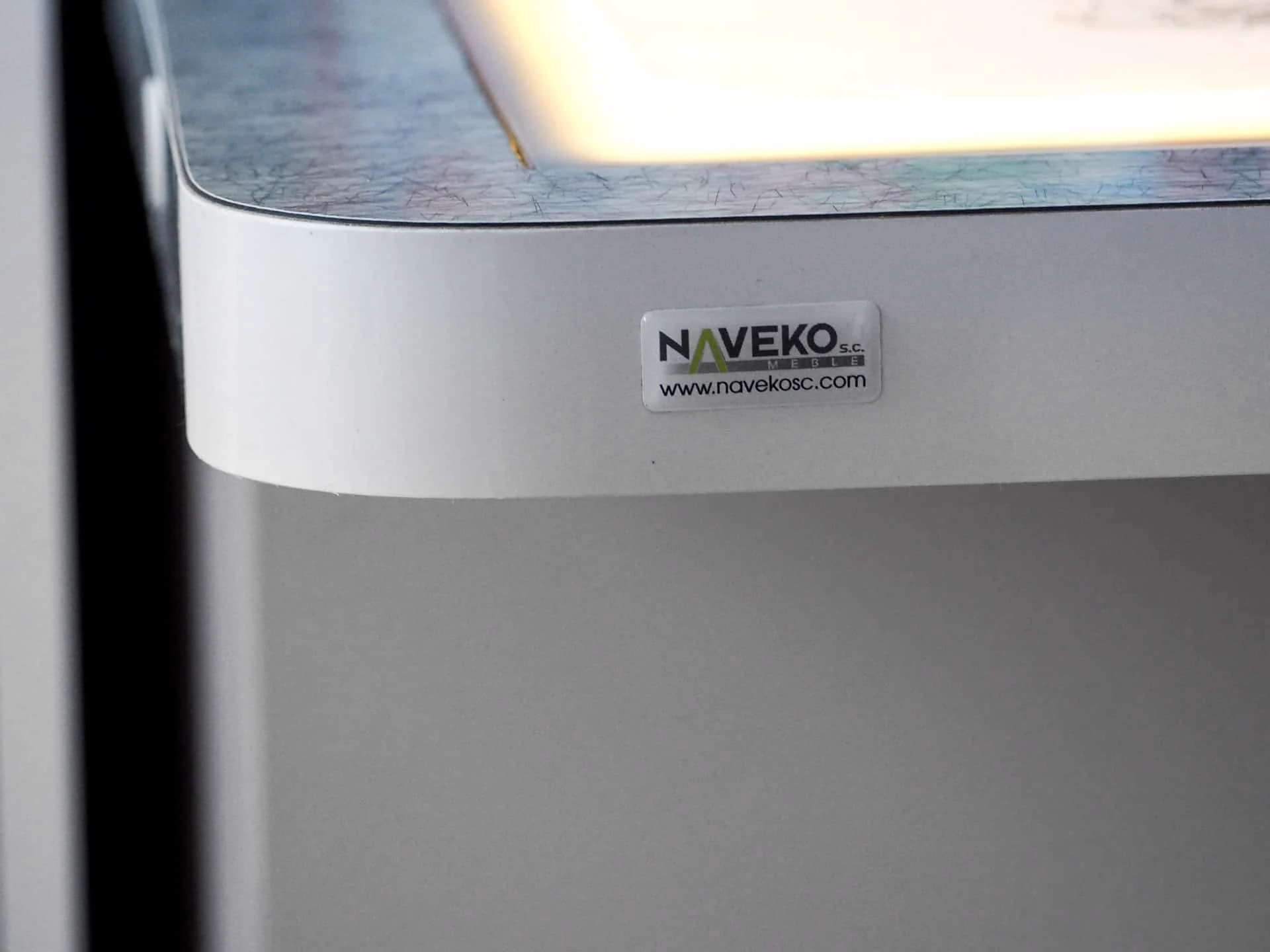 naklejka wypukła naklejona na blat z logiem NAVEKO